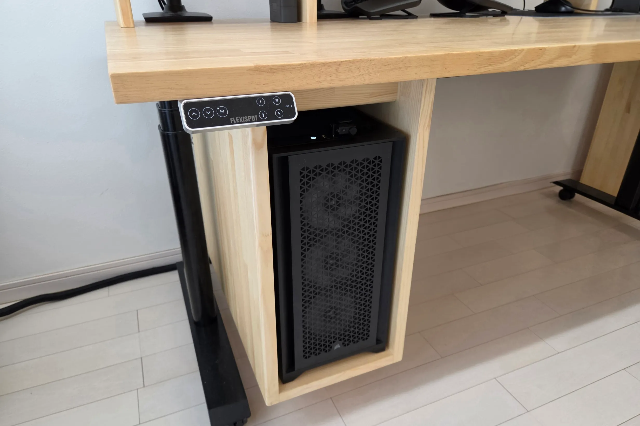 PCを昇降机に吊り下げる固定具の作成